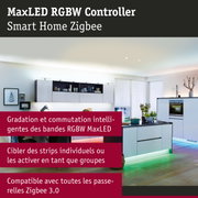 Cuisine moderne avec éclairage RGBW MaxLED Smart Home Zigbee et bandes LED blanches et vertes sous les meubles