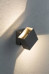 Moderner schwarzer Aluminium-Wandstrahler mit warmweißem Licht an strukturierter Wand für Außenbeleuchtung