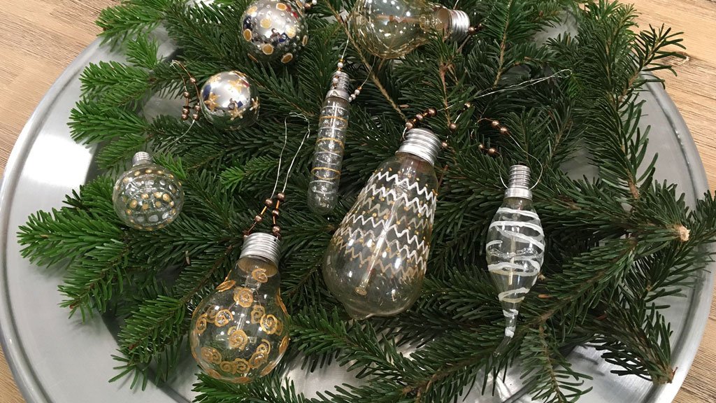 DIY Boules de Noël avec de vieilles ampoules à incandescence