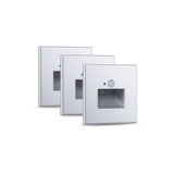 Trois appliques murales LED carrées en aluminium argenté avec détecteur de mouvement pour éclairage intérieur.