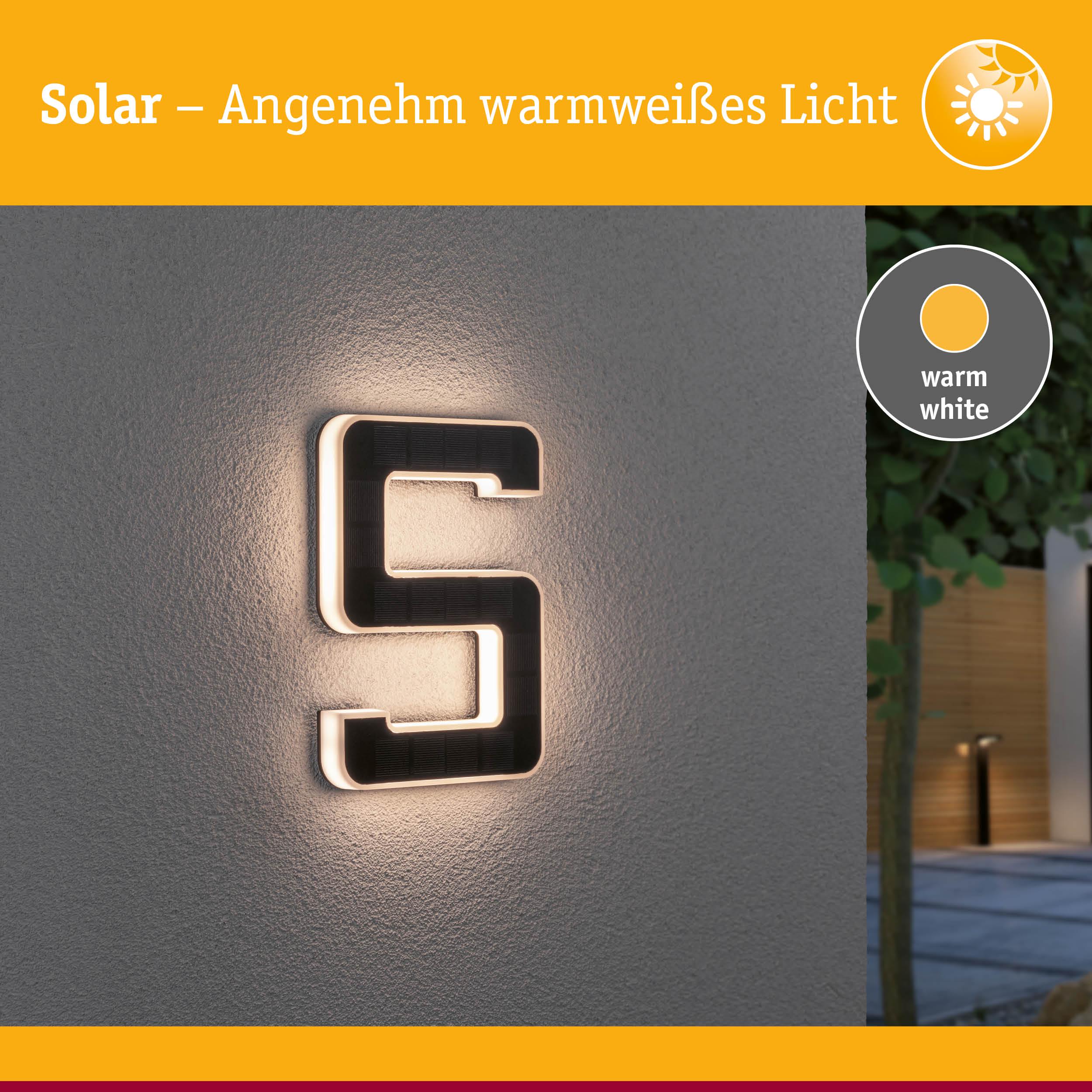 Solarbetriebene Hausnummer 5 mit warmweißem Licht an grauer Wand für Außenbeleuchtung