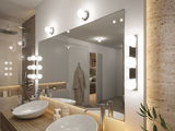 Modernes Badezimmer mit großen Spiegeln und runden weißen LED-Wandleuchten für helle Badbeleuchtung