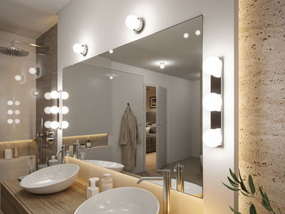 Modernes Badezimmer mit großen Spiegeln und runden weißen LED-Wandleuchten für helle Badbeleuchtung