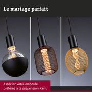 Trois suspensions modernes en métal noir avec différents abat-jours et lumière chaude