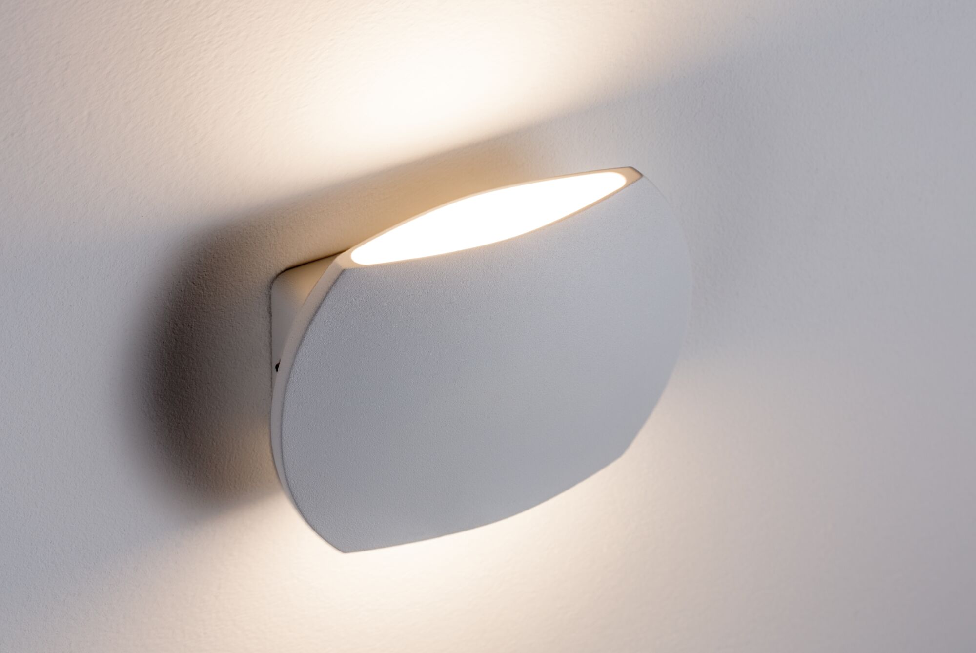 Moderner weißer Wandstrahler aus Metall mit warmweißem Licht für stimmungsvolle Raumbeleuchtung