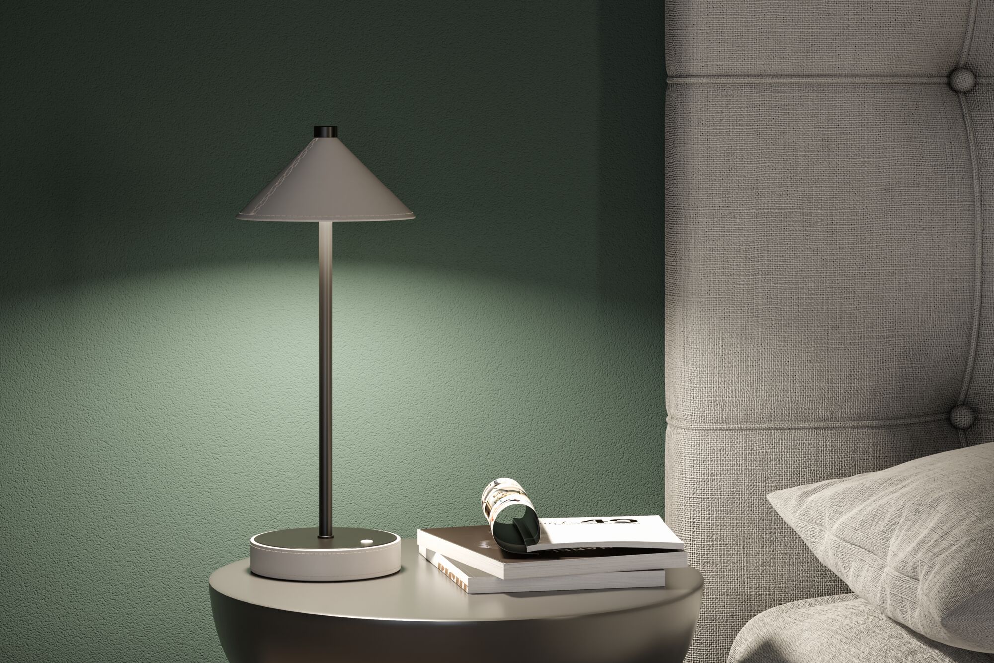 Moderne graue Tischlampe aus Metall mit Stoffschirm auf Nachttisch neben grauem Polsterbett.