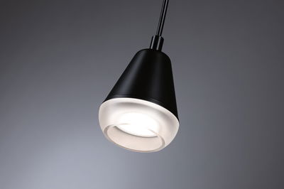 Schwarze Pendelleuchte mit mattem Glasdiffusor für modernes LED-Wohnraumlicht