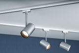 Drei silberne LED-Schienenstrahler aus Metall an weißer Decke mit blauem Hintergrund, moderne Innenbeleuchtung