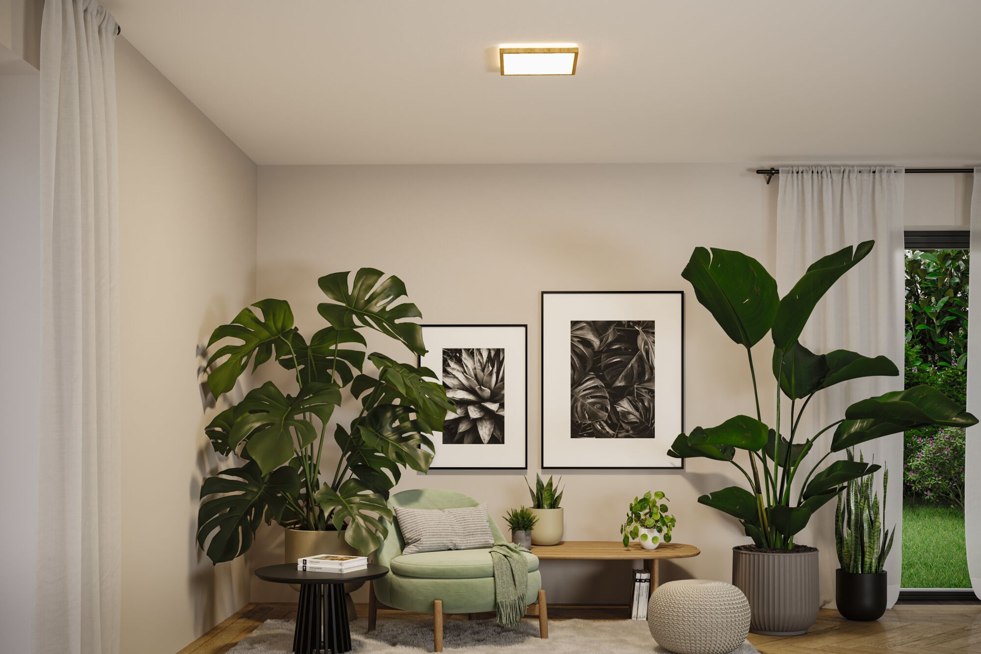 Salon moderne avec fauteuil vert, grandes plantes d’intérieur et plafonnier carré en bois