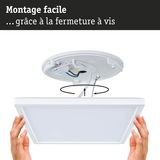Installation facile d'un plafonnier LED carré blanc avec fermeture à vis et connexion câblée