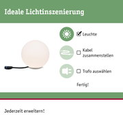 Weiße Kugelleuchte mit schwarzem Kabel für flexible Lichtinszenierung und einfache Erweiterung