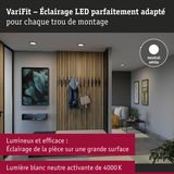 Éclairage LED VariFit blanc neutre 4000K dans un couloir moderne avec panneaux en bois