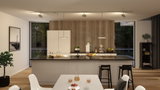Moderne køkken med trælamelvæg, hvide skabe, sort bordplade og LED-loftslamper