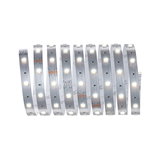 Bande LED flexible avec lumière blanc chaud sur circuit argenté pour éclairage polyvalent.