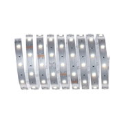 Flexibler LED-Lichtstreifen mit warmweißem Licht auf silberner Platine für vielseitige Beleuchtung.