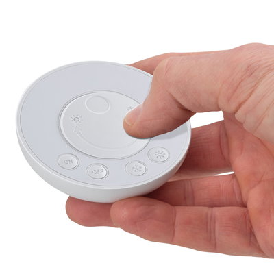 Télécommande ronde blanche pour LED avec boutons marche, arrêt et réglage de la luminosité tenue en main.