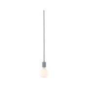 Hängelampe mit mattem Glühbirnen-Design und silberner Metallfassung an schwarzem Kabel