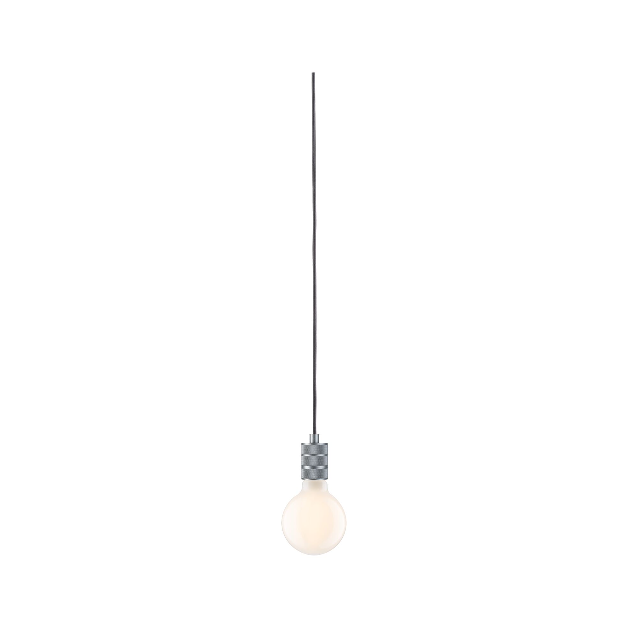 Hängelampe mit mattem Glühbirnen-Design und silberner Metallfassung an schwarzem Kabel