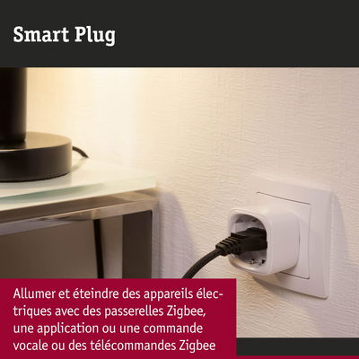 Prise intelligente blanche en plastique dans une prise murale avec câble noir pour contrôle Zigbee