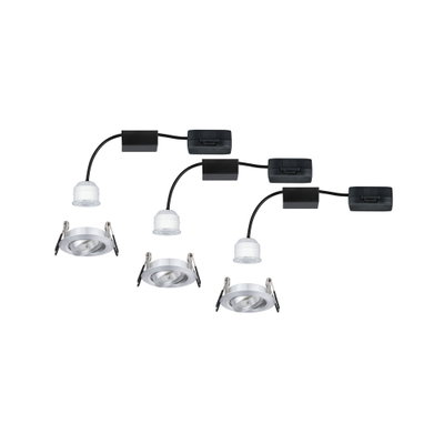 Trois spots encastrés LED blancs avec boîtier en aluminium argenté et câble noir pour éclairage moderne