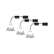 Trois spots encastrés LED blancs avec boîtier en aluminium argenté et câble noir pour éclairage intérieur