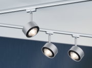 Drei silberne LED-Strahler aus Metall an Schienensystem für flexible Raumbeleuchtung.