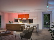 Cuisine moderne avec suspensions blanches en métal et îlot en bois, spots LED au plafond éclairent la pièce
