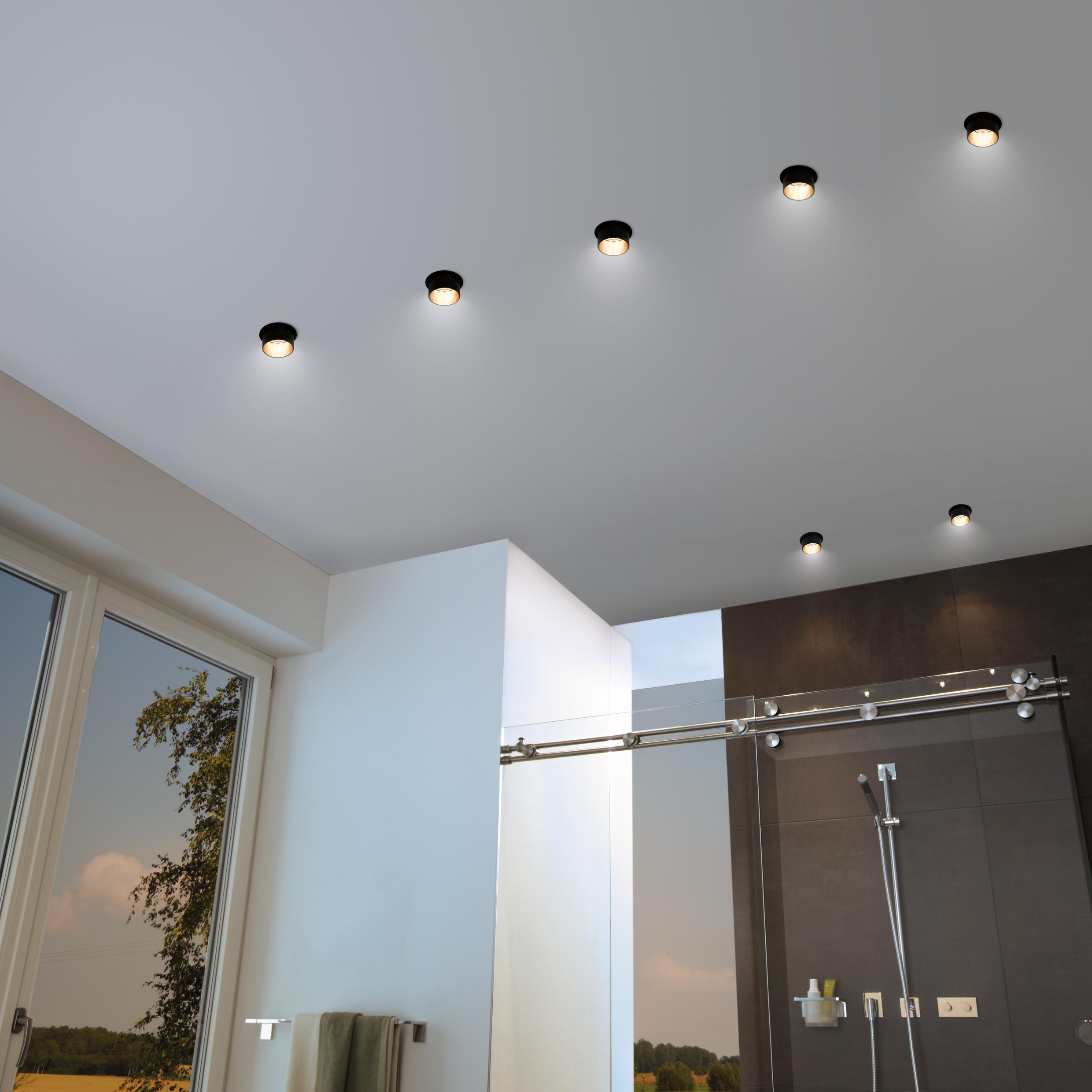 Moderne schwarze LED-Deckenleuchten in Badezimmer mit Glasdusche und Fenster mit Tageslicht