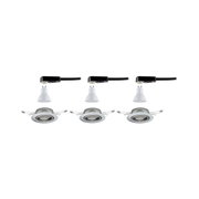 Trois ampoules LED GU10 blanches avec supports noirs et cadres encastrés argentés pour plafond