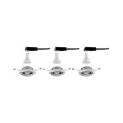 Trois ampoules LED GU10 blanches avec supports noirs et cadres encastrés argentés pour plafond