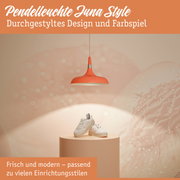Orangefarbene Pendelleuchte aus Metall mit modernem Design und warmem Licht für Wohnräume