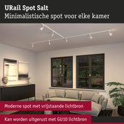 Minimalistische witte URail Spot Salt met vrijstaande lichtbron aan het plafond in woonkamer
