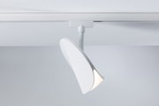 Moderner weißer LED-Strahler aus Kunststoff an Schienensystem für flexible Raumbeleuchtung