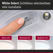 Vinger stelt witte LED-plafondlamp in met instelbare lichtkleur warm, neutraal en daglicht