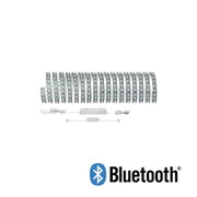 Witte LED-strip met Bluetooth-bediening en voeding voor veelzijdige verlichtingsoplossingen.