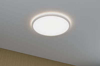 Ronde witte LED-plafondlamp met indirect licht en modern design voor woonruimtes.