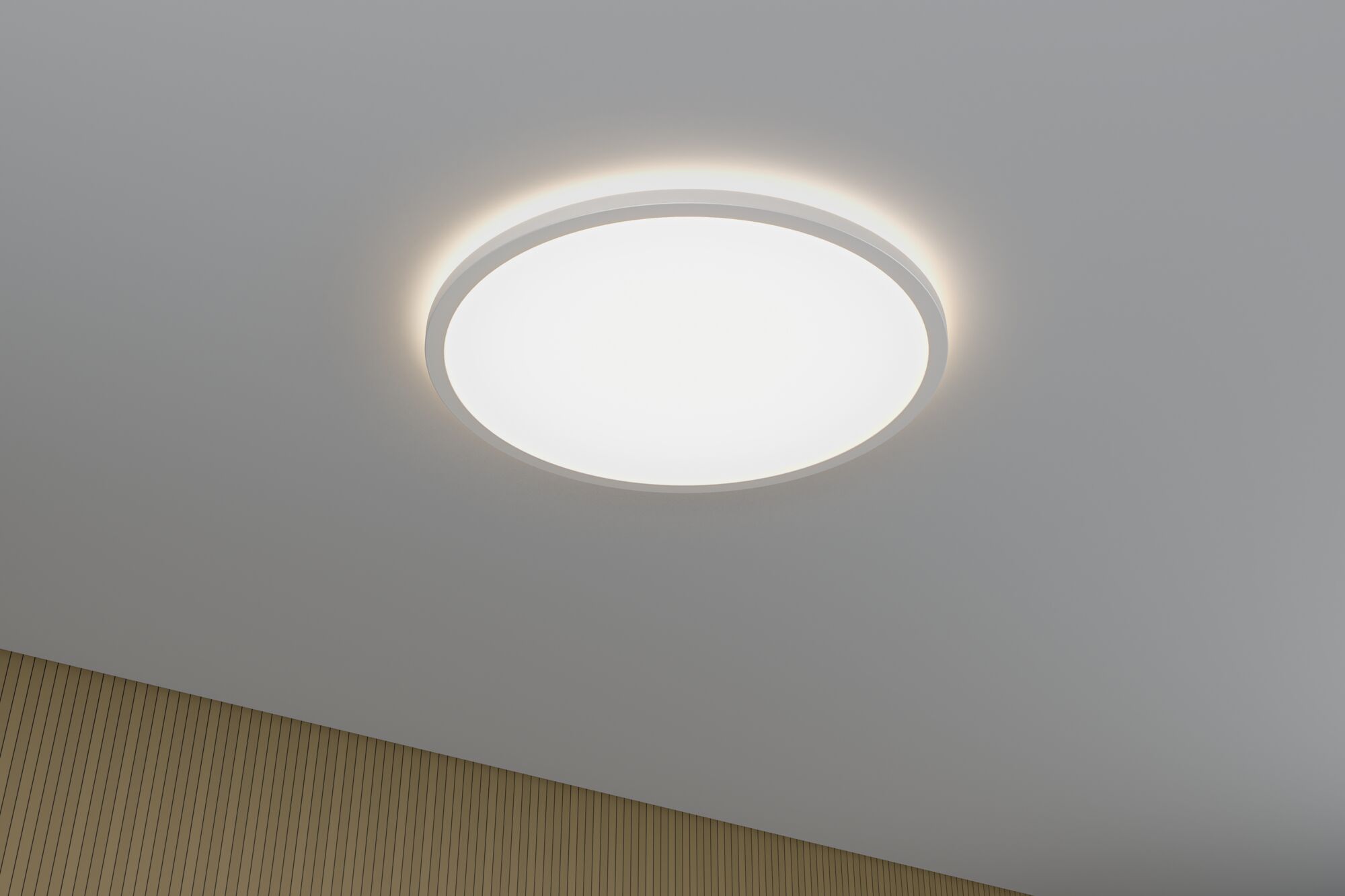Rund hvid LED-loftslampe med indirekte lys og moderne design til opholdsrum.