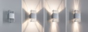Moderner silberner Aluminium-Wandleuchter mit Gitterdesign und variabler Lichtwirkung an weißer Wand