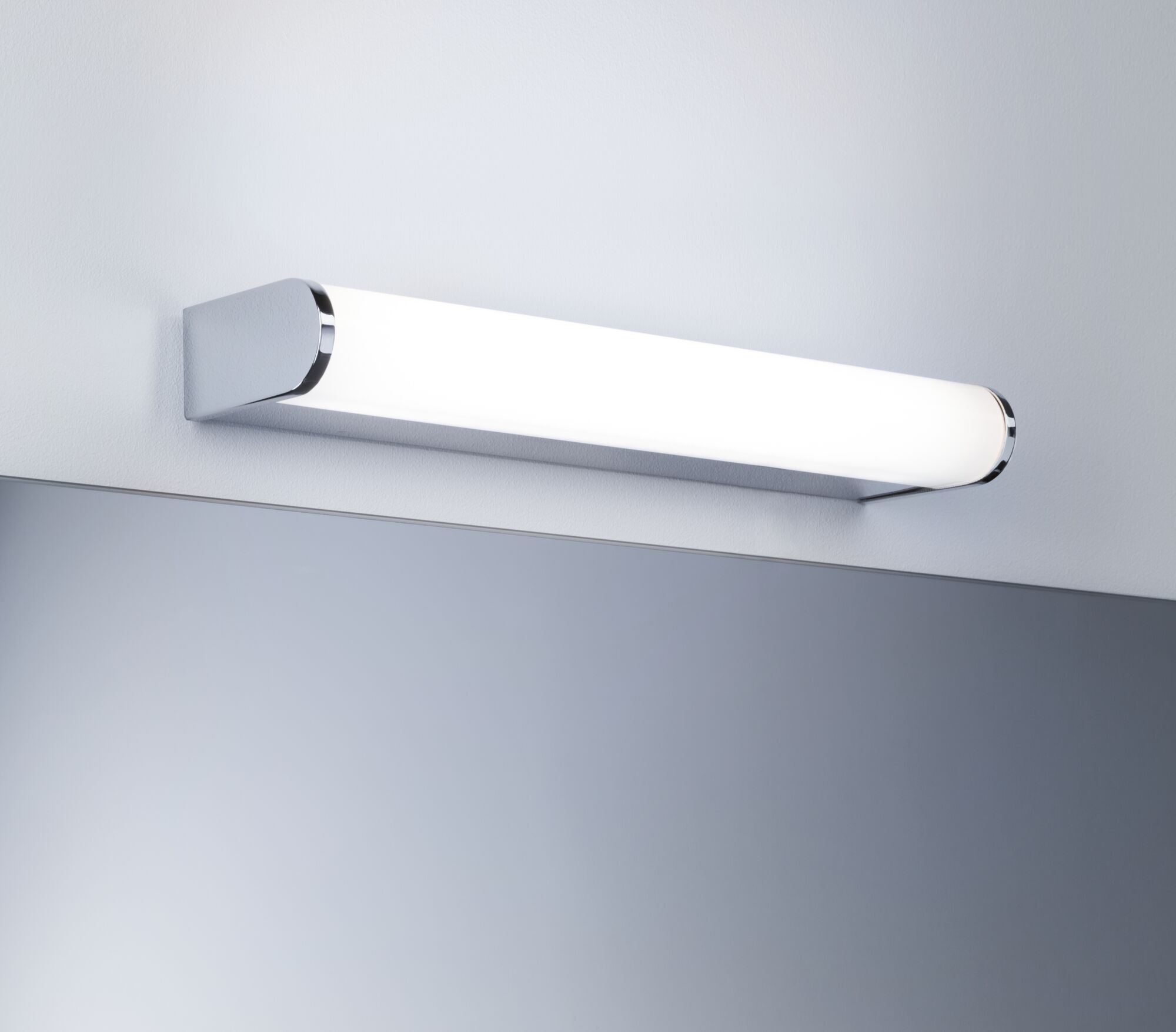 Moderne weiße LED-Wandleuchte mit Chromakzenten über Spiegel, energiesparende Badbeleuchtung