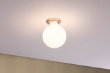 Rund loftlampe med hvidt glas og metalfatning, moderne LED-belysning til opholdsrum