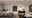 Modernes Wohnzimmer mit schwarzem URail Schienensystem und minimalistischer Pendelleuchte in Schwarz.