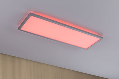 Plafonnier LED rectangulaire avec lumière rouge et cadre en aluminium argenté pour intérieurs modernes