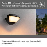 Zwarte LED-buitenwandlamp met warm wit licht aan witte muur, energiezuinige verlichting