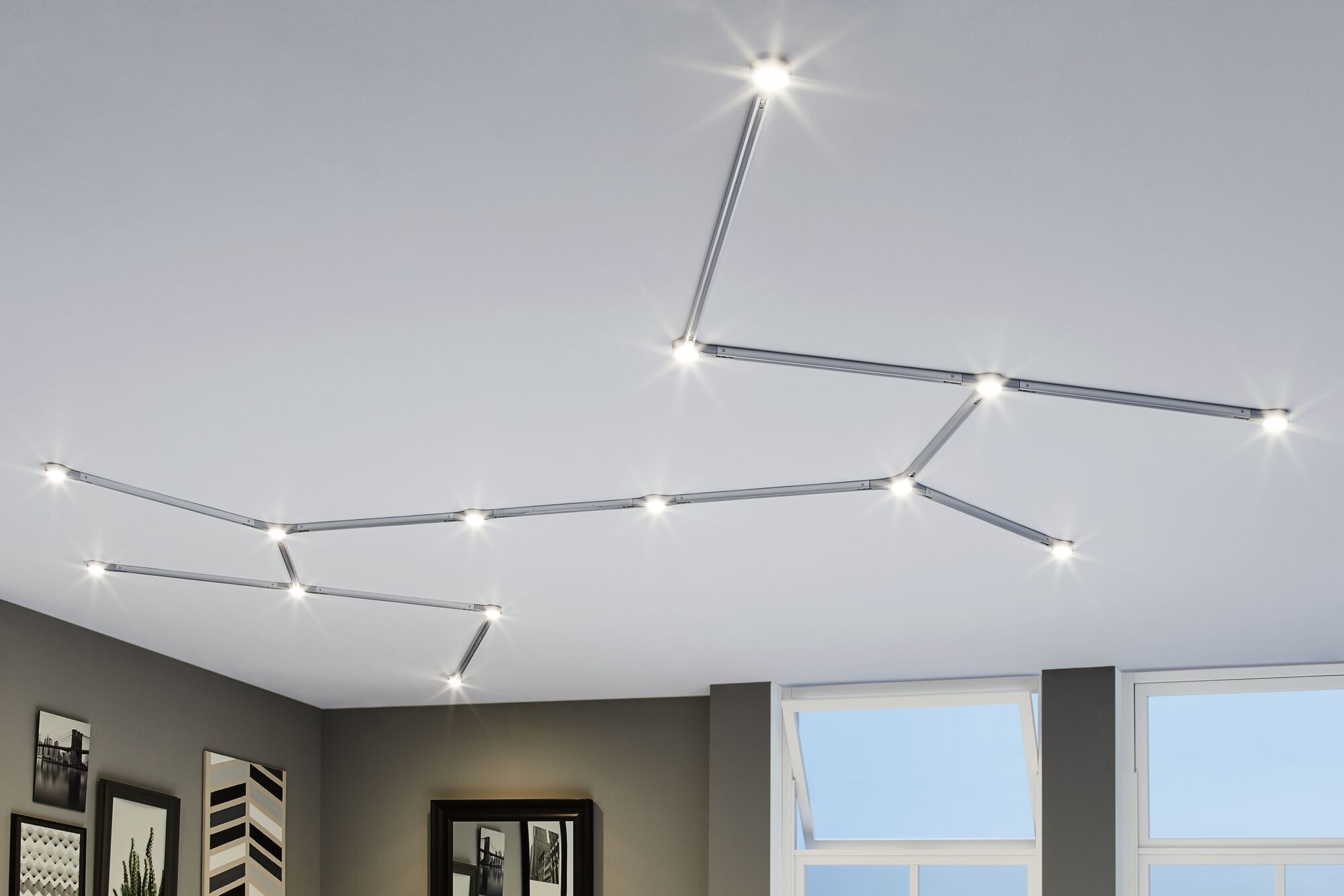 Moderne LED-plafondlamp met verstelbare zilveren aluminium rails voor flexibele verlichting.