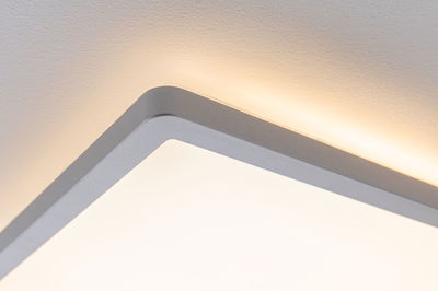 Eckige Deckenleuchte mit grauem Aluminiumrahmen und warmweißem Licht für moderne Wohnräume.