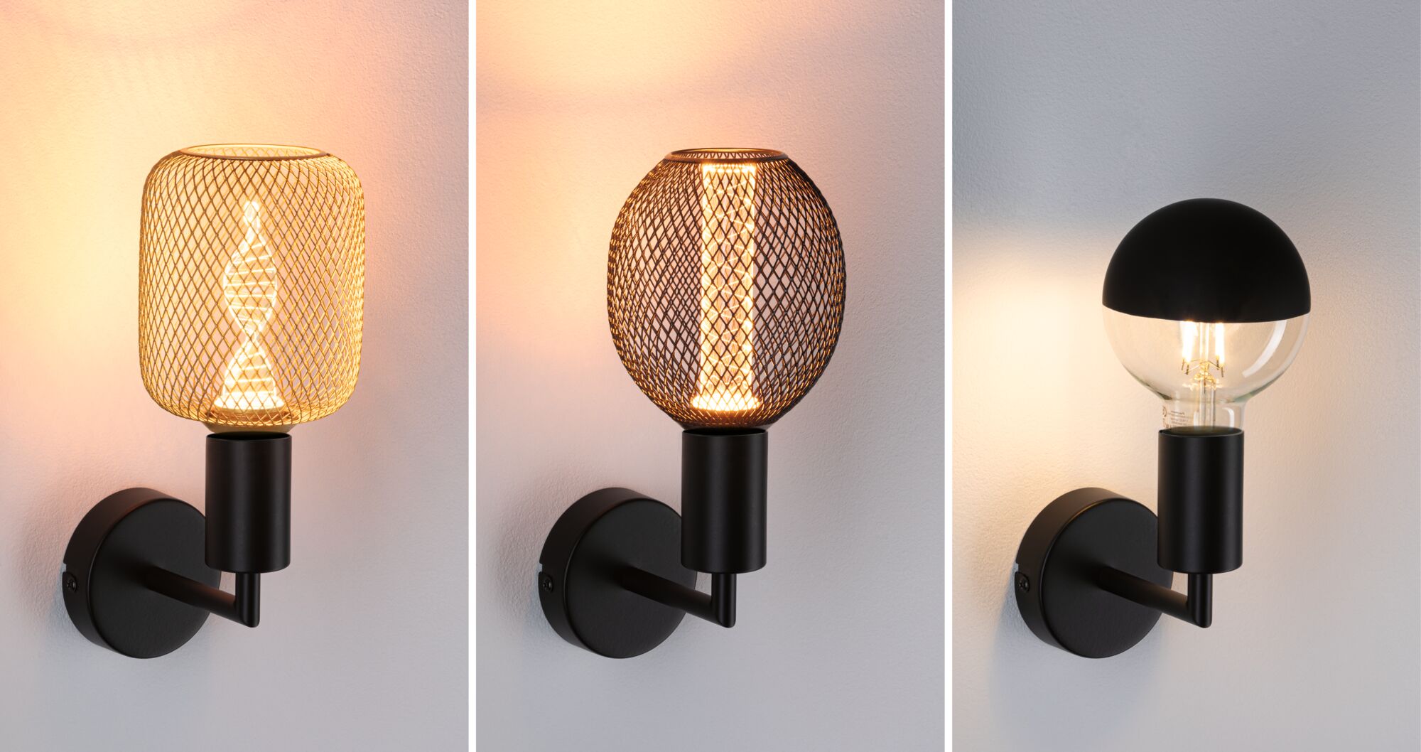 Trois appliques murales noires avec abat-jours en treillis et lumière LED blanc chaud pour intérieur.