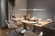 Moderner Esstisch aus hellem Holz mit weißen Stühlen und minimalistischer Hängeleuchte im Esszimmer.