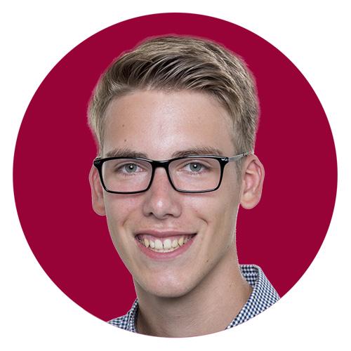 Porträt eines jungen Mannes mit Brille vor rotem Hintergrund, symbolisch für Karriere und Ausbildung.