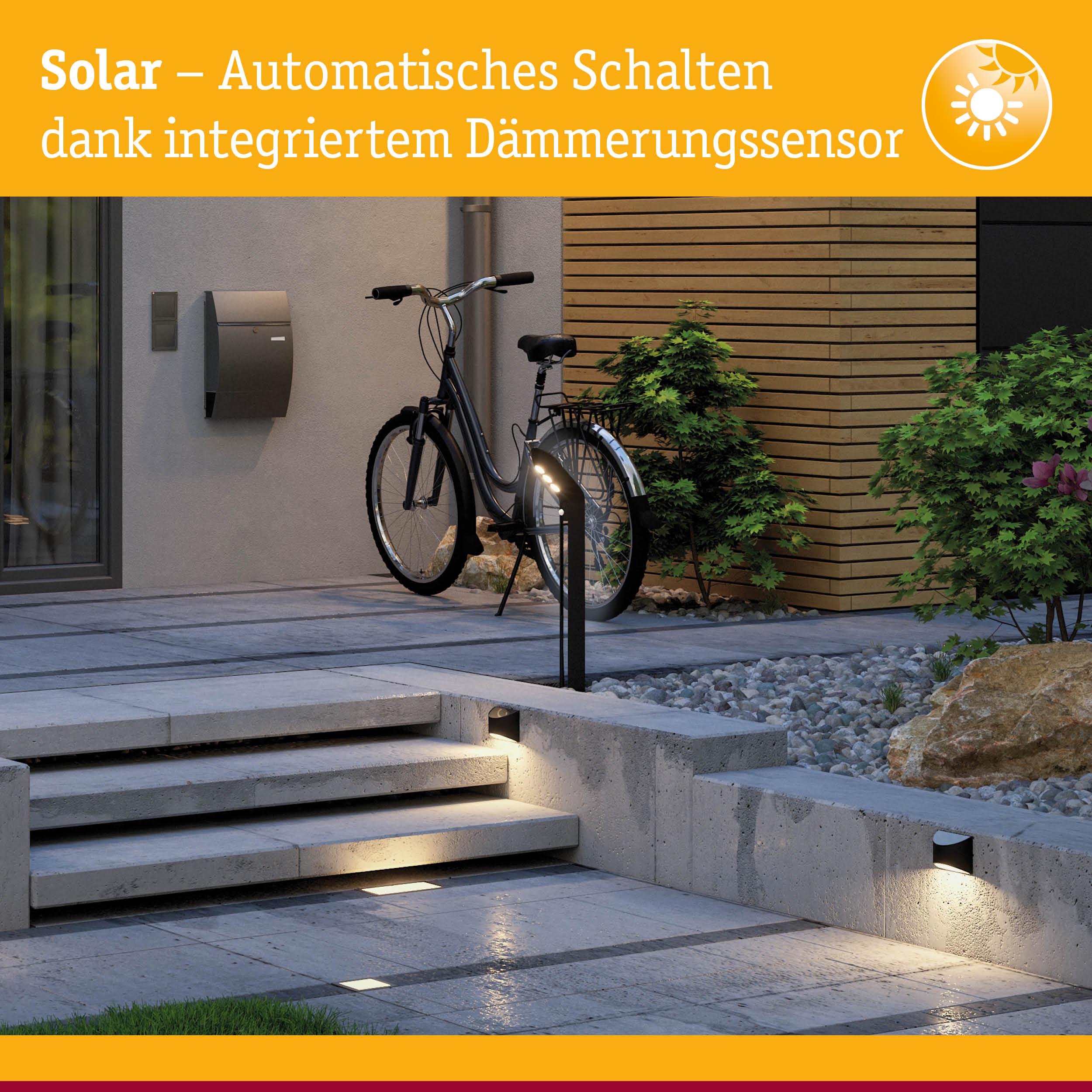 Solarbetriebene Außenbeleuchtung mit integriertem Dämmerungssensor an Treppe und Weg aus Beton