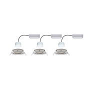 Drei weiße LED-Einbaustrahler mit silbernem Metallrahmen und schwarzem Kabel für moderne Beleuchtung